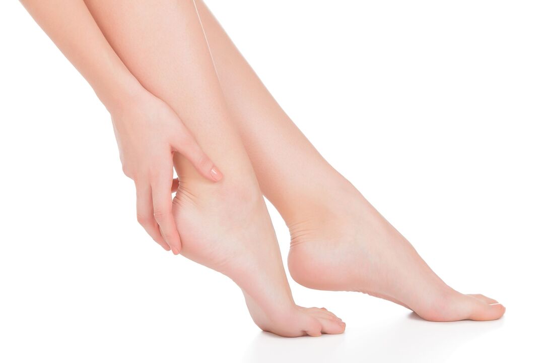 Bras et jambes sains après avoir traité la crème de démyxil champignon